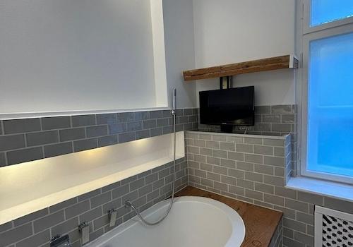 Wanne / Versenkbarer Fernsehr