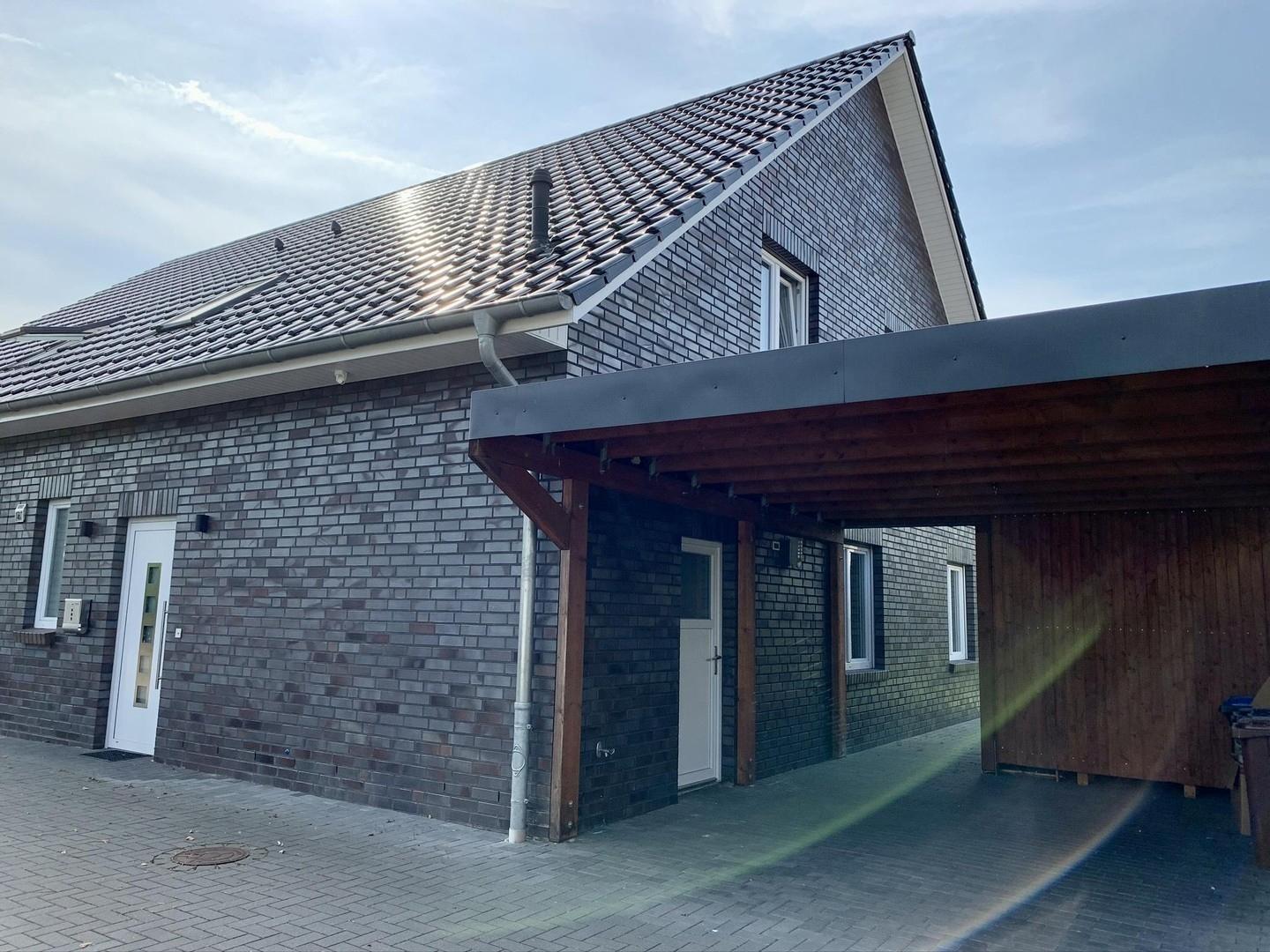 Einfahrt mit Carport