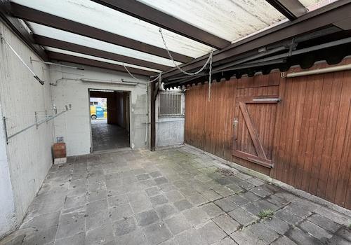 Hof mit Überdachung