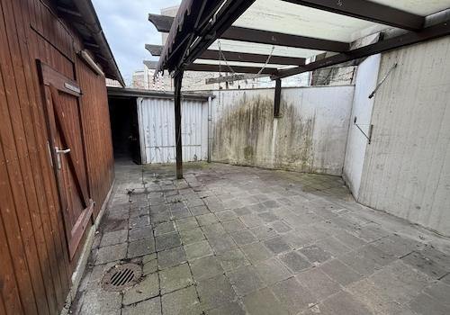 Hof mit Überdachung