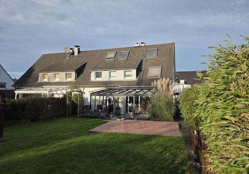 Gartenansicht mit Wintergarten