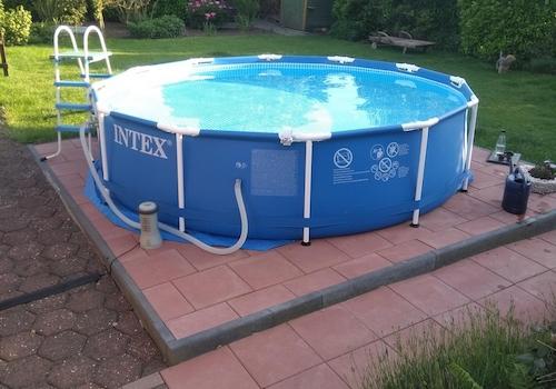 Aufstellpool im Garten