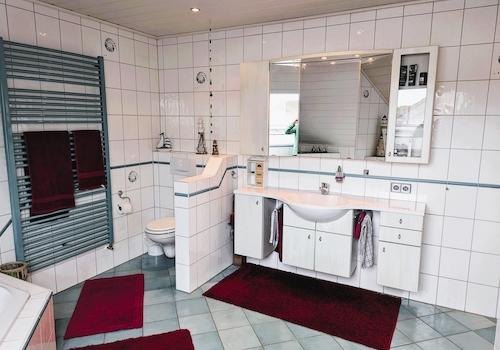 OG-Bad Waschtisch und WC