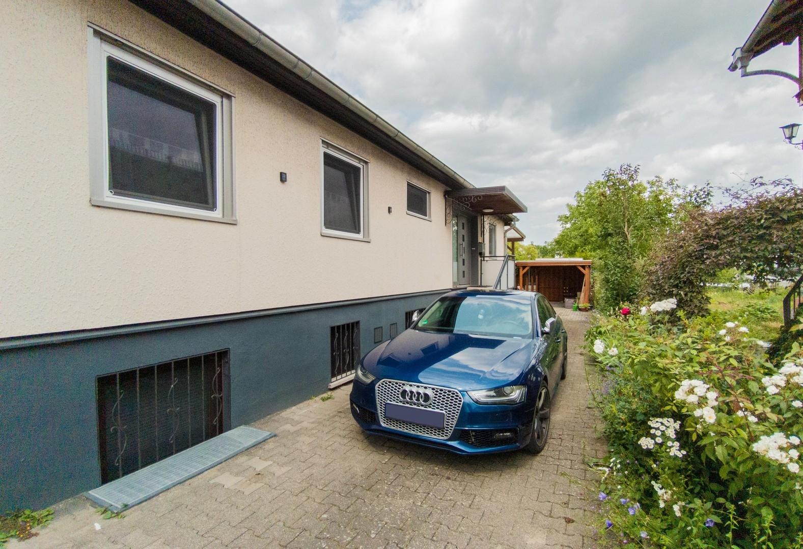 Einfahrt Stellplätze