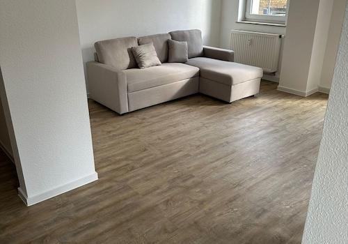 gepflegte neue Bodenbeläge