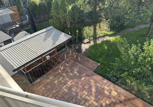 Blick von Balkon auf Terrasse