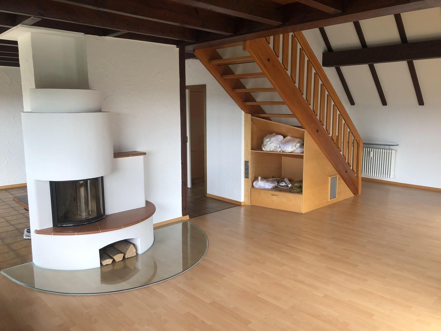 Wohnzimmer und Treppenaufgang