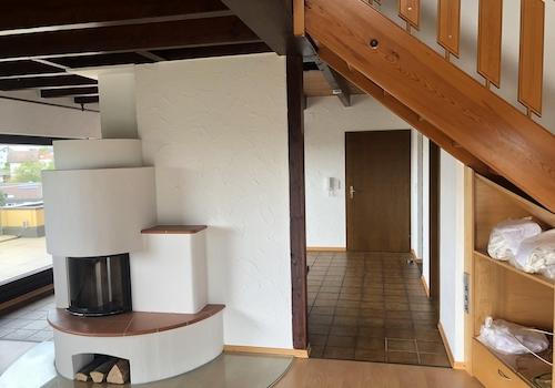 Wohnzimmer mit offenem Kamin