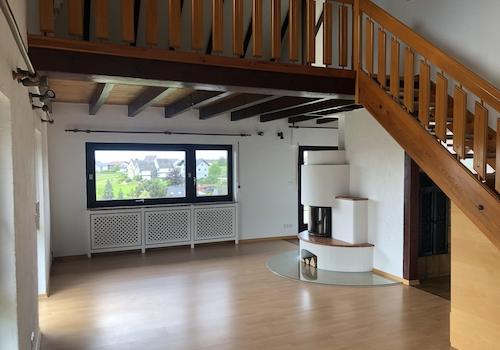 Wohnzimmer mit offenem Kamin