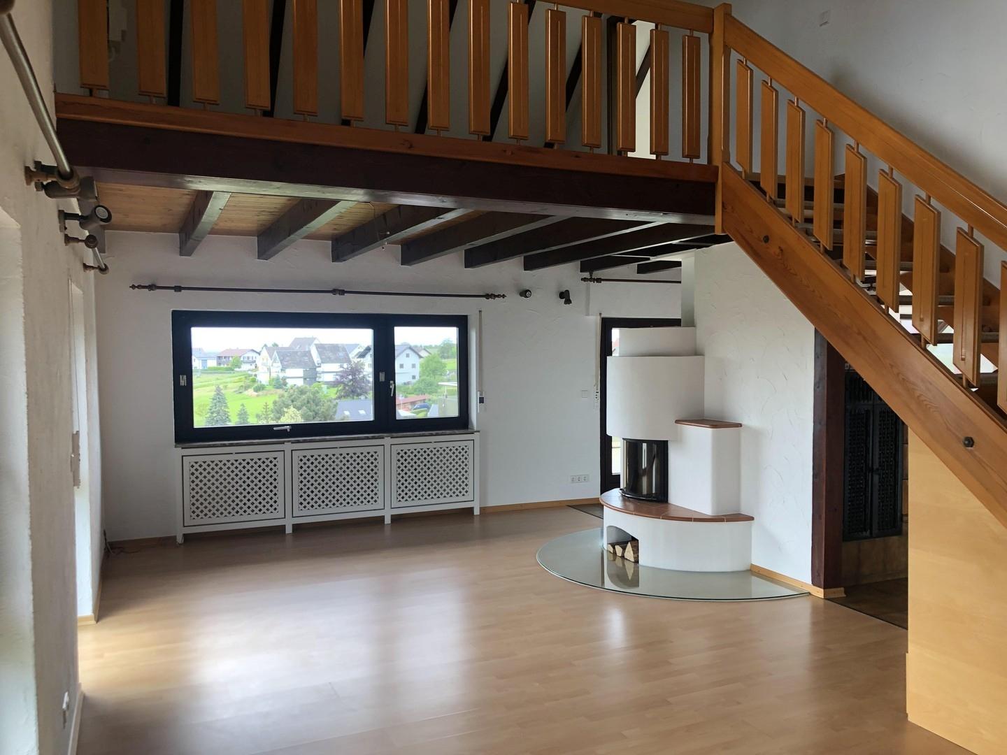 Wohnzimmer mit offenem Kamin