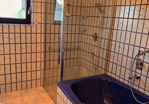 Bad 1. OG grosse Badewanne