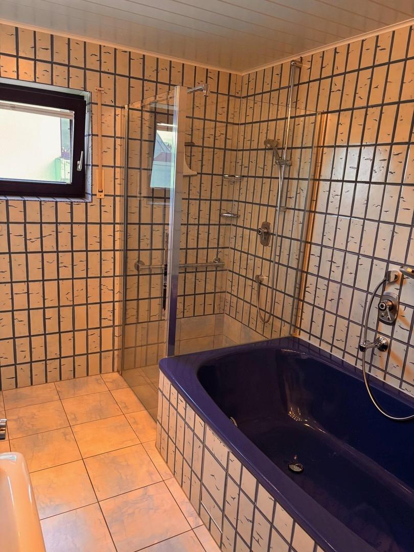 Bad 1. OG grosse Badewanne