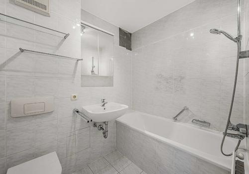 Badezimmer mit Badewanne