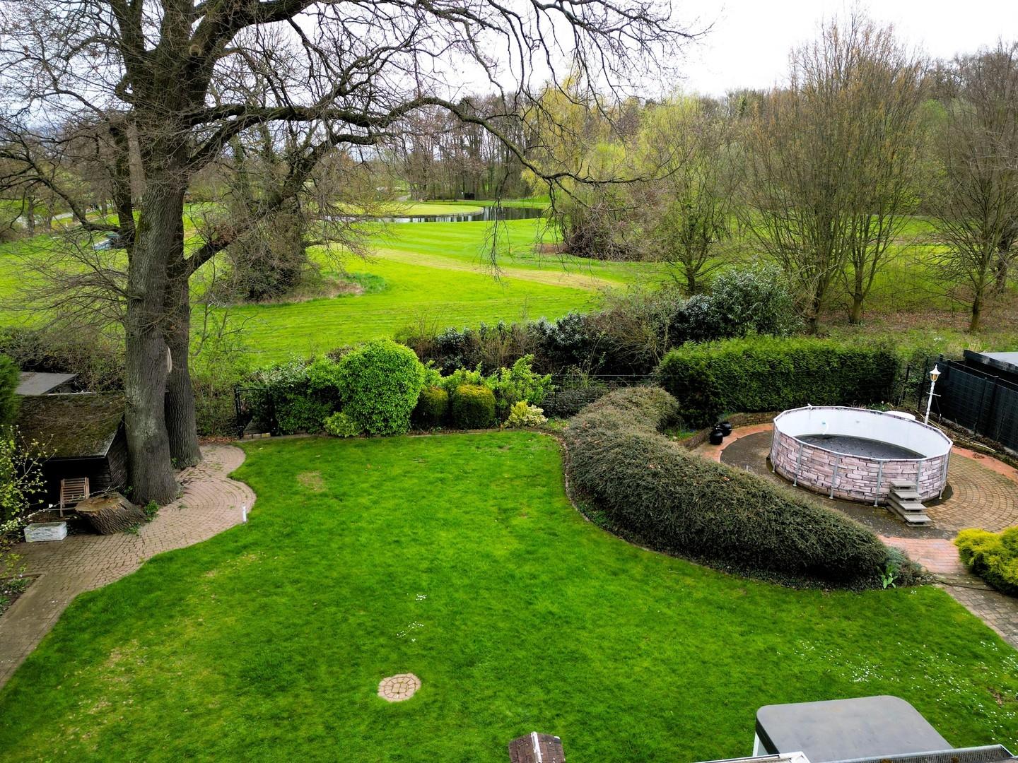 Blick in Garten und Golfplatz