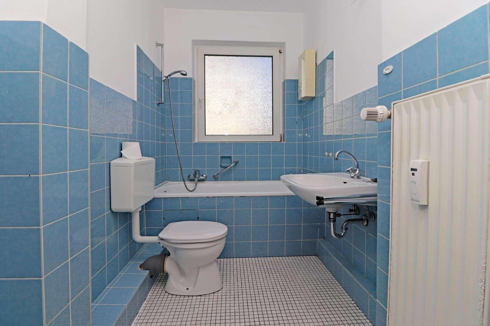 Tageslichtbad mit Wanne