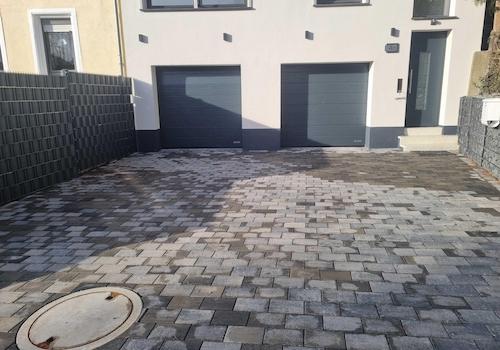 2 Stellplätze + 2 Garagen