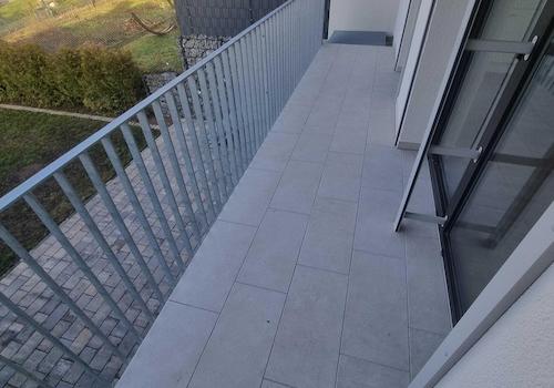 Balkon neben Wohnbereich