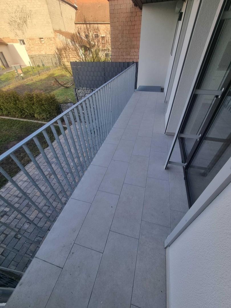 Balkon neben Wohnbereich