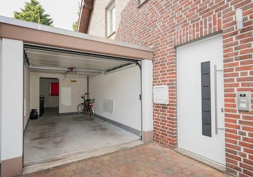 Hauseingang und Garage