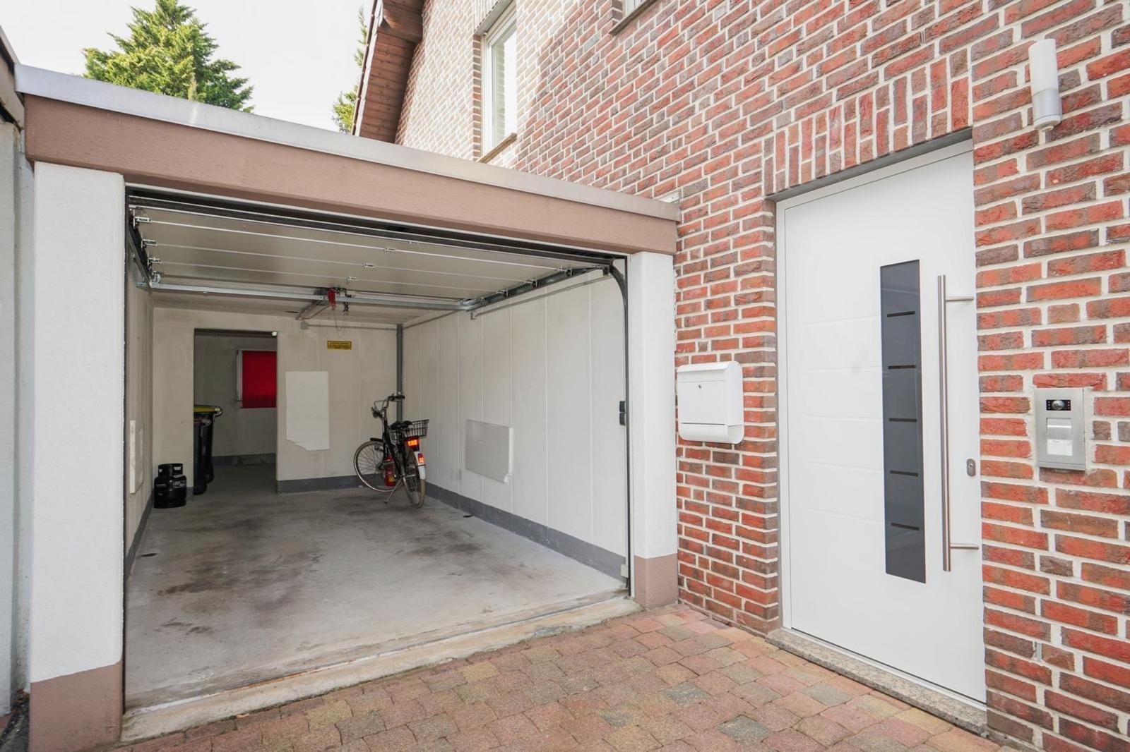 Hauseingang und Garage