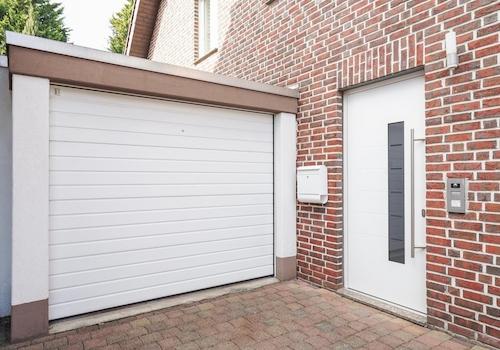 Hauseingang und Garage