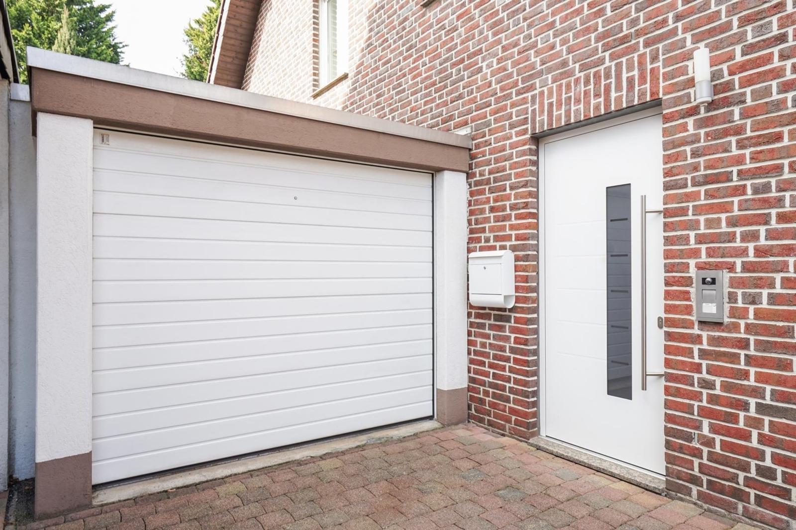 Hauseingang und Garage