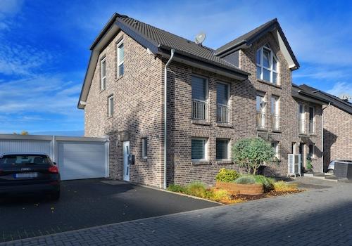 Vorderansicht mit Eingang