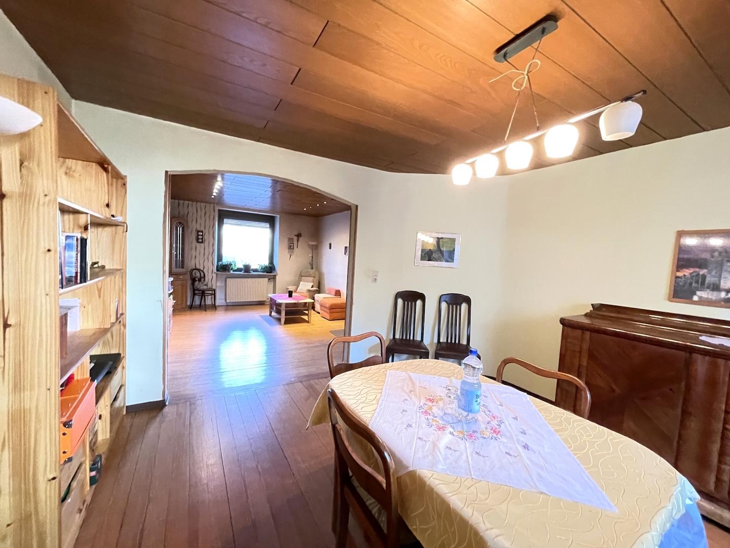 Blick vom Esszimmer ins Wohnzimmer (EG)