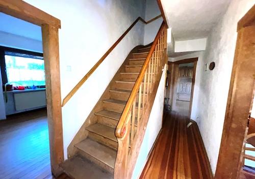 Flur EG + Treppe ins OG