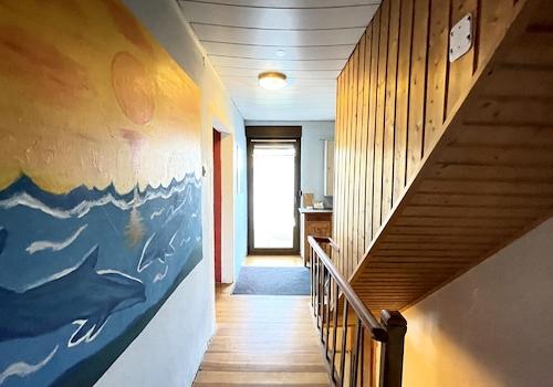 Flur (OG) mit Zugang zum seitlichen Balkon