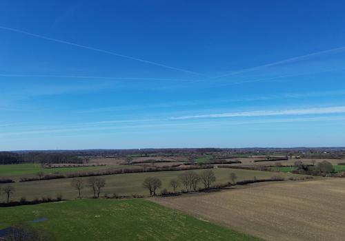 Umgeben von Wiesen und Feldern