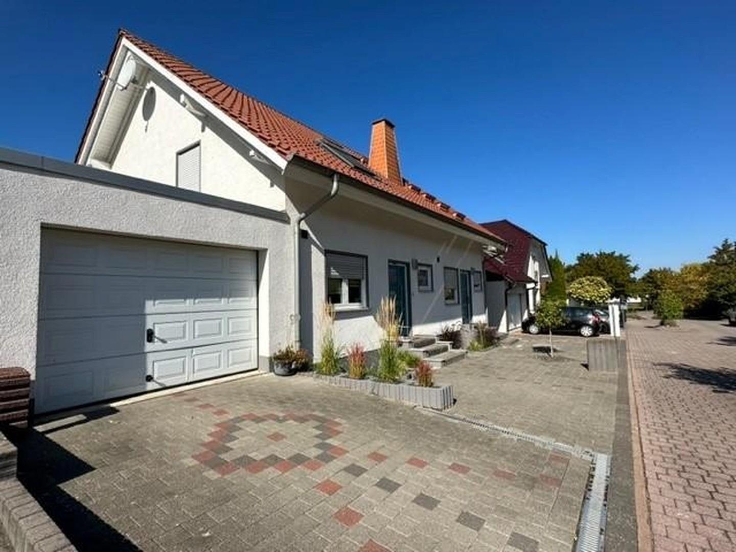 Garage / Sicht Haus links