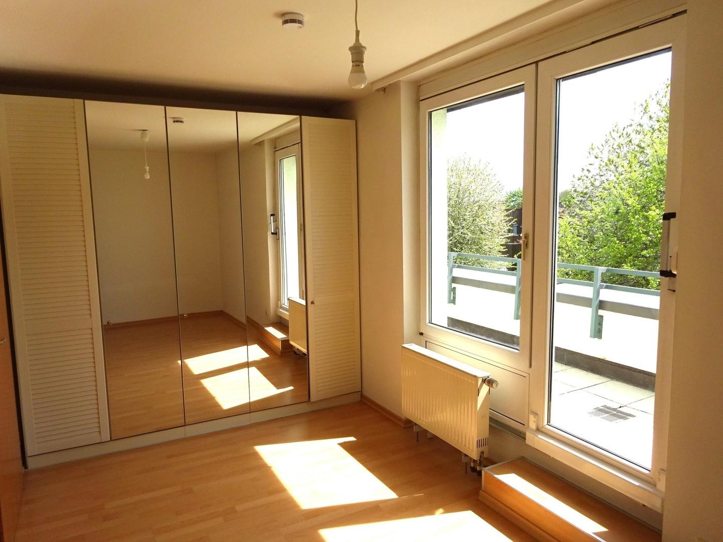 Schlafzimmer mit gr. Schrank