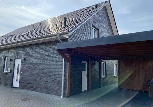 Einfahrt mit Carport