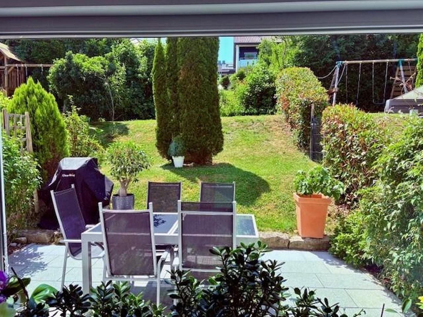 Sicht von Wohnzimmer in Garten