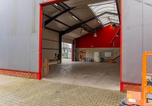 Halle mit zwei Sektionaltoren