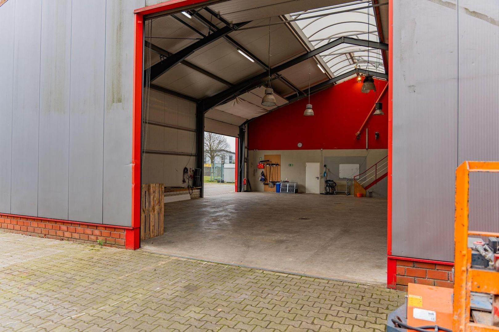 Halle mit zwei Sektionaltoren