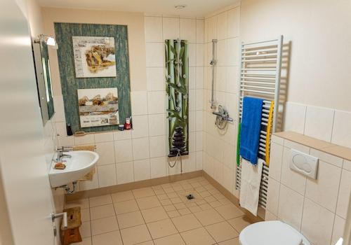 Bad mit Dusche- Büro