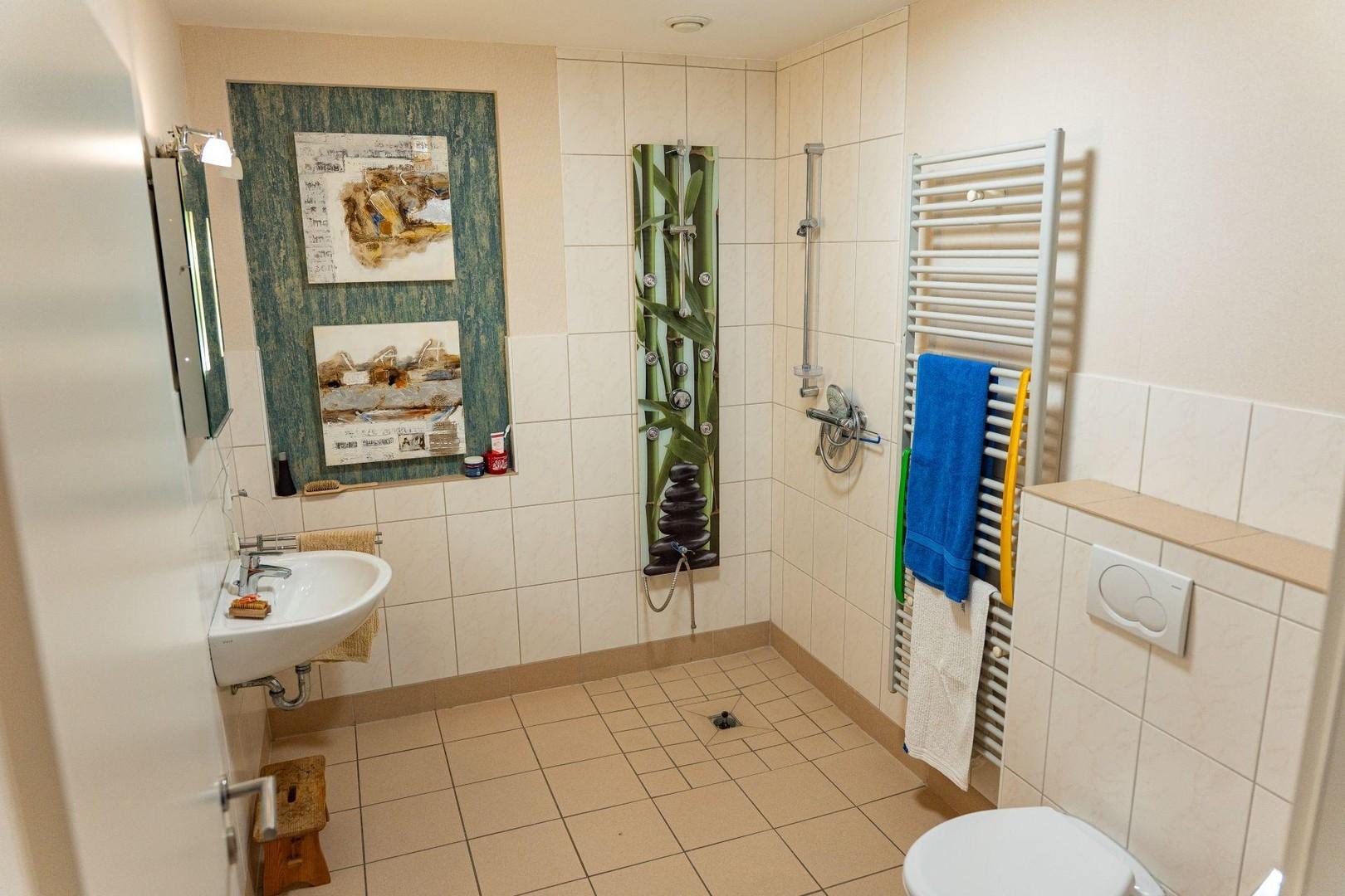 Bad mit Dusche- Büro