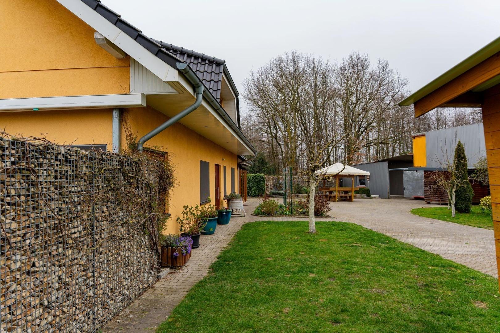 Zufahrt vor dem Wohnhaus