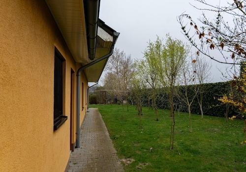 Garten hinter dem Wohnhaus