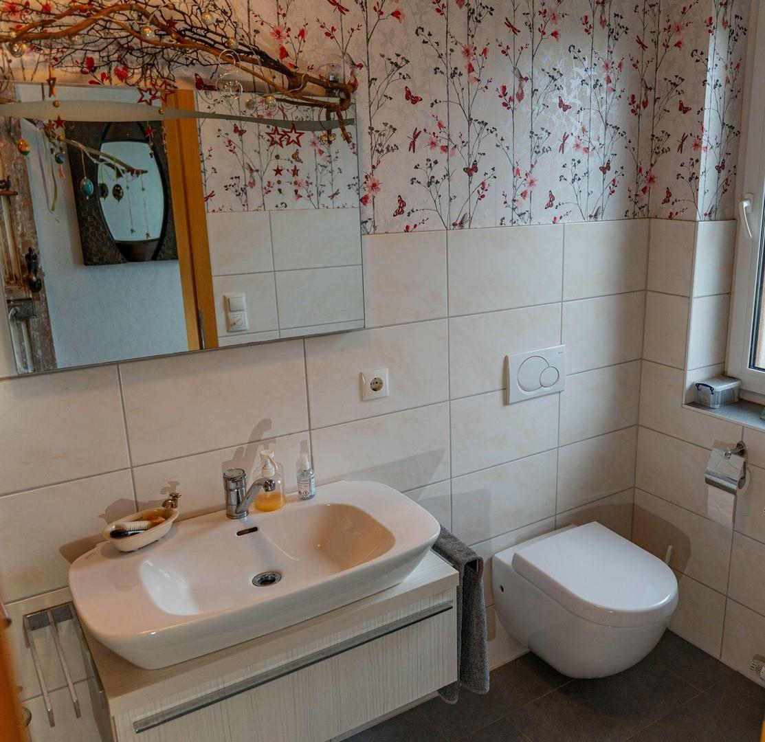 Gäste-WC mit Dusche EG