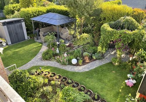 Garten mit Terrasse vom Balkon