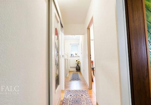 Flur 1OG - (KI generiert)