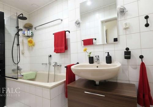 Badezimmer 1OG - (KI generiert)