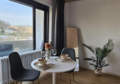 Essbereich mit Blick ins Freie