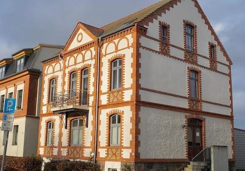 Vorderansicht Seiteneingang