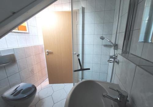 Whg. 2: Bad mit Dusche und Waschmaschinenanschluss Bild 3