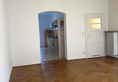 Wohnzi. -> Küche / Tür