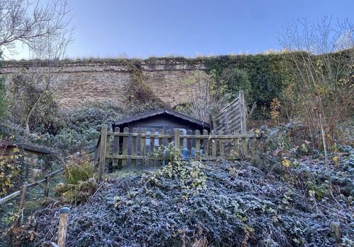 Gartenhaus mit Stadtmauer